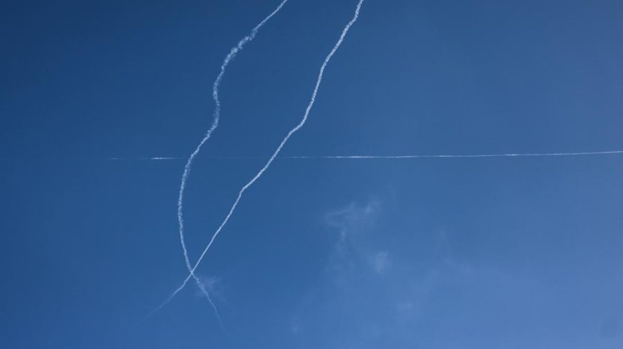 Rudal-rudal Iran melesat menuju Israel, di tengah konflik AS-Israel dengan Iran, seperti terlihat dari Hebron, di Tepi Barat yang diduduki Israel, 9 Maret 2026. (REUTERS/Mussa Qawasma)