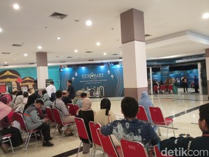 Warga Cirebon Serbu GCM untuk Tukar Uang Baru Jelang Lebaran