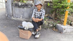 Suka Duka Jadi Penjaja Sol Sepatu di Bandung