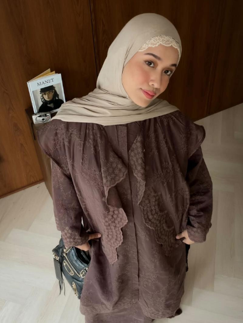 Gaya Hijab Sashfir hingga Ana Octarina Pakai Ciput Renda Jadul yang Tren Lagi