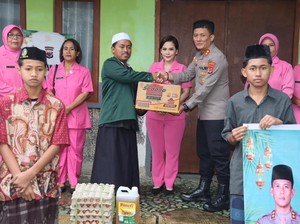 Kapolres Manggarai Salurkan Sembako ke Santri Ponpes Al Shofa Saat Ramadan