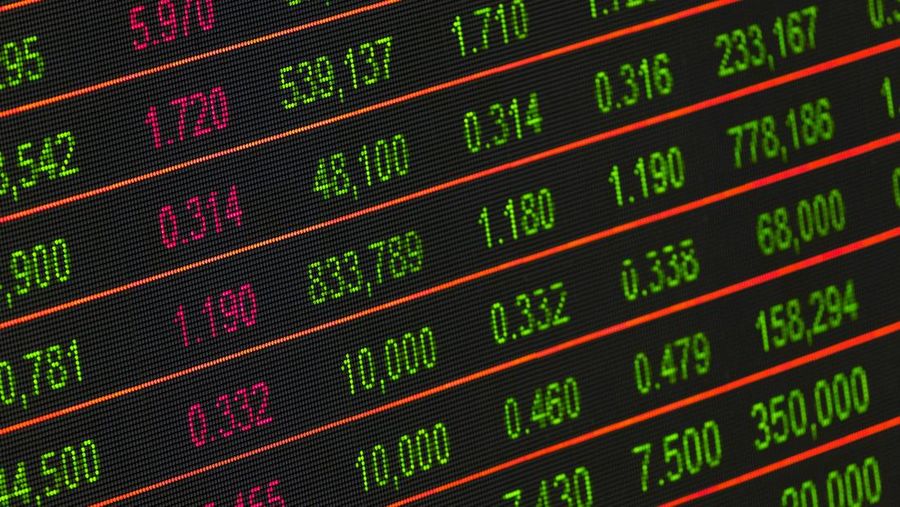 IHSG turun 3,27% ke 7.337 meski asing net buy Rp1,11 T. Tekanan datang dari outlook negatif Fitch pada bank BUMN, sementara bursa AS justru menguat.