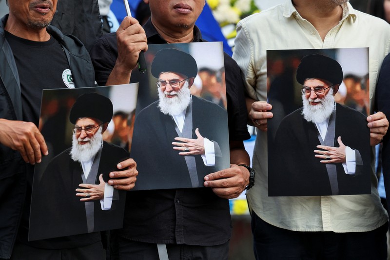 Para wanita membawa plakat selama protes di tengah konflik AS-Israel dengan Iran, di luar kedutaan besar AS di Jakarta, Indonesia, 9 Maret 2026. (REUTERS/Ajeng Dinar Ulfiana)