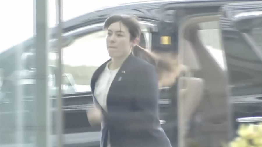 Menteri Keamanan Ekonomi Jepang, Kimi Onoda, menjadi sorotan publik setelah terekam berlari menuju rapat kabinet pada Jumat (6/3/2026). (Tangkapan Layar Youtube)