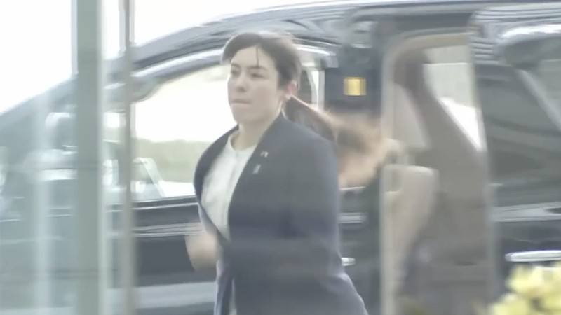 Menteri Keamanan Ekonomi Jepang, Kimi Onoda, menjadi sorotan publik setelah terekam berlari menuju rapat kabinet pada Jumat (6/3/2026). (Tangkapan Layar Youtube)