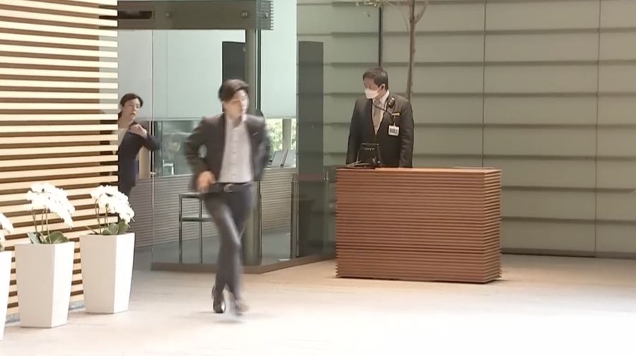 Menteri Keamanan Ekonomi Jepang, Kimi Onoda, menjadi sorotan publik setelah terekam berlari menuju rapat kabinet pada Jumat (6/3/2026). (Tangkapan Layar Youtube)