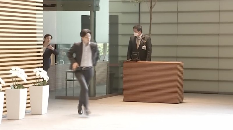 Menteri Keamanan Ekonomi Jepang, Kimi Onoda, menjadi sorotan publik setelah terekam berlari menuju rapat kabinet pada Jumat (6/3/2026). (Tangkapan Layar Youtube)