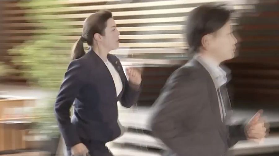 Menteri Keamanan Ekonomi Jepang, Kimi Onoda, menjadi sorotan publik setelah terekam berlari menuju rapat kabinet pada Jumat (6/3/2026). (Tangkapan Layar Youtube)