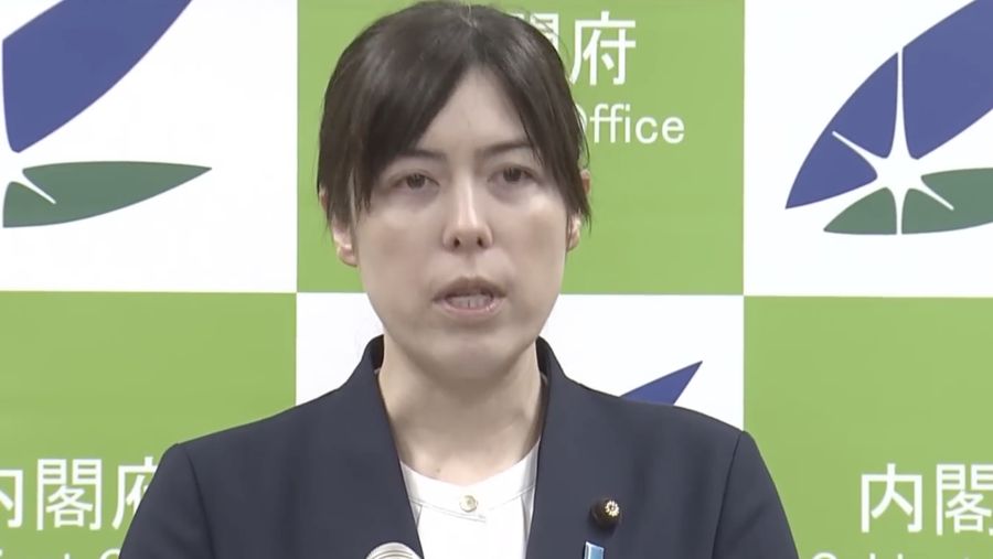 Menteri Keamanan Ekonomi Jepang, Kimi Onoda, menjadi sorotan publik setelah terekam berlari menuju rapat kabinet pada Jumat (6/3/2026). (Tangkapan Layar Youtube)