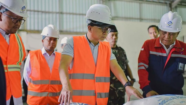 Blusukan ke Pabrik PT Garam. Zulhas Yakin RI Swasembada Garam 2027