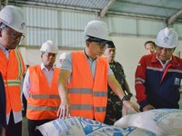 Blusukan ke Pabrik PT Garam. Zulhas Yakin RI Swasembada Garam 2027