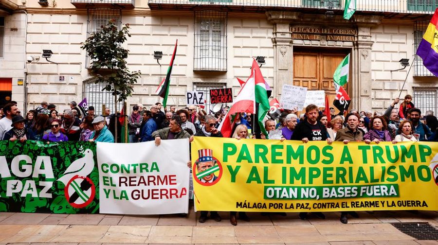 Para wanita membawa plakat selama protes di tengah konflik AS-Israel dengan Iran, di luar kedutaan besar AS di Jakarta, Indonesia, 9 Maret 2026. (REUTERS/Ajeng Dinar Ulfiana)