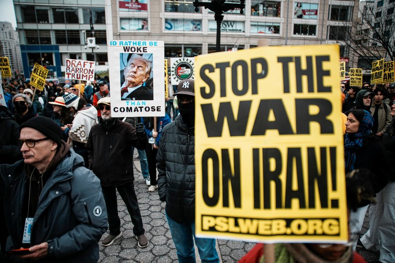 Para wanita membawa plakat selama protes di tengah konflik AS-Israel dengan Iran, di luar kedutaan besar AS di Jakarta, Indonesia, 9 Maret 2026. (REUTERS/Ajeng Dinar Ulfiana)