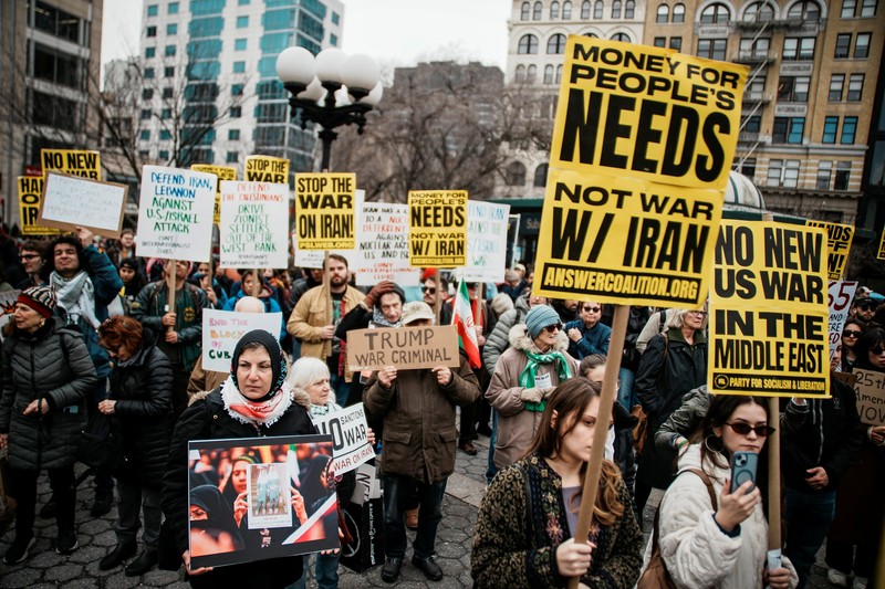 Para wanita membawa plakat selama protes di tengah konflik AS-Israel dengan Iran, di luar kedutaan besar AS di Jakarta, Indonesia, 9 Maret 2026. (REUTERS/Ajeng Dinar Ulfiana)