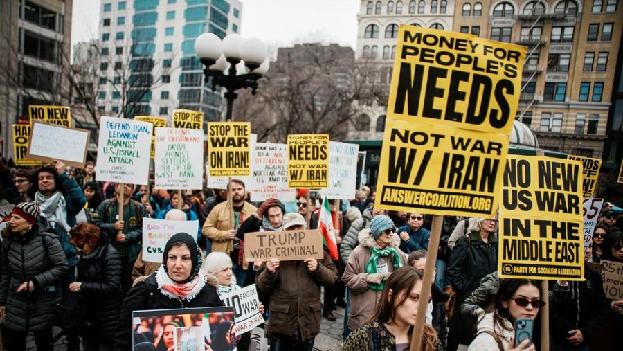 Para wanita membawa plakat selama protes di tengah konflik AS-Israel dengan Iran, di luar kedutaan besar AS di Jakarta, Indonesia, 9 Maret 2026. (REUTERS/Ajeng Dinar Ulfiana)