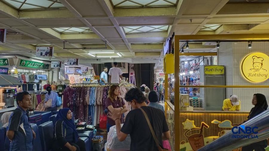 Pantauan kondisi Pasar Tanah Abang H-10 Lebaran, Selasa (10/3/2026). (CNBC Indonesia/Martyasari Rizky)