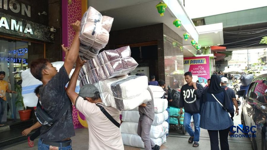 Pantauan kondisi Pasar Tanah Abang H-10 Lebaran, Selasa (10/3/2026). (CNBC Indonesia/Martyasari Rizky)