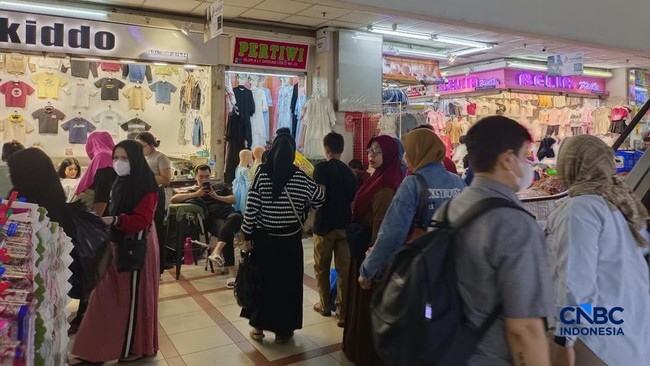 Pasar Tanah Abang Ramai Manusia, Pedagang: Tak Sesesak-Selaris Dulu