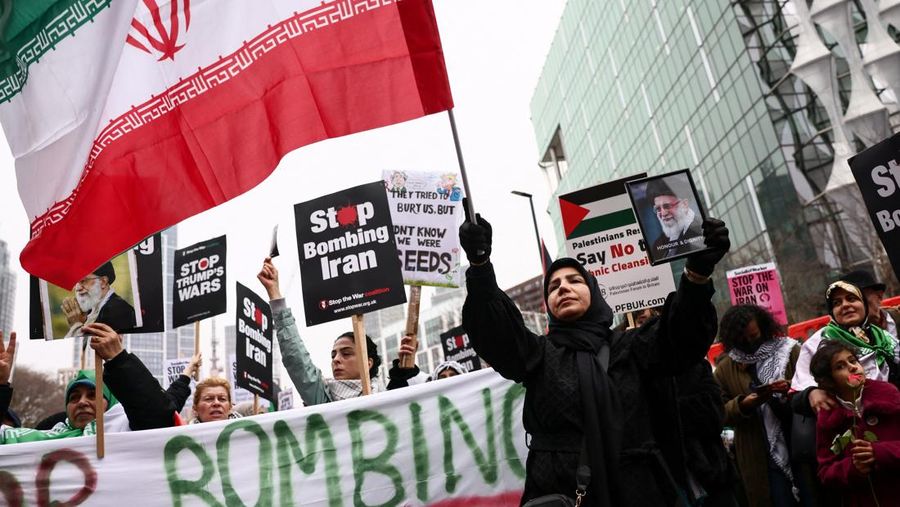 Para wanita membawa plakat selama protes di tengah konflik AS-Israel dengan Iran, di luar kedutaan besar AS di Jakarta, Indonesia, 9 Maret 2026. (REUTERS/Ajeng Dinar Ulfiana)