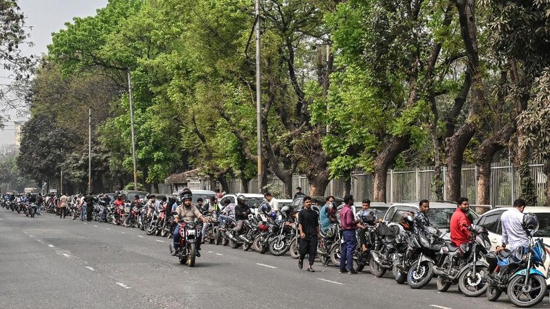 Pemilik kendaraan di Bangladesh mengantre berjam-jam untuk membeli bahan bakar minyak (BBM), Senin (9/3/2026) waktu setempat. (AFP/MUNIR UZ ZAMAN)