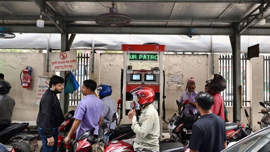 Pemilik kendaraan di Bangladesh mengantre berjam-jam untuk membeli bahan bakar minyak (BBM), Senin (9/3/2026) waktu setempat. (AFP/MUNIR UZ ZAMAN)