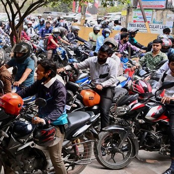 Potret Asia Jadi Korban Perang Arab, Motor Antre Ngular Berjam-Jam