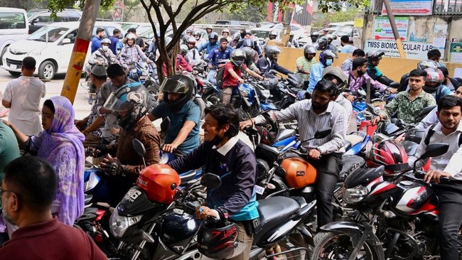 Potret Asia Jadi Korban Perang Arab, Motor Antre Ngular Berjam-Jam
