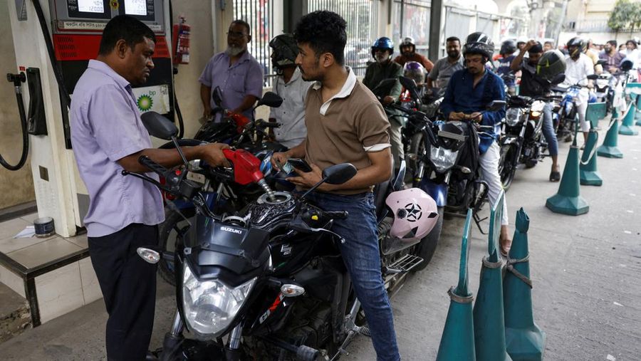 Pemilik kendaraan di Bangladesh mengantre berjam-jam untuk membeli bahan bakar minyak (BBM), Senin (9/3/2026) waktu setempat. (AFP/MUNIR UZ ZAMAN)
