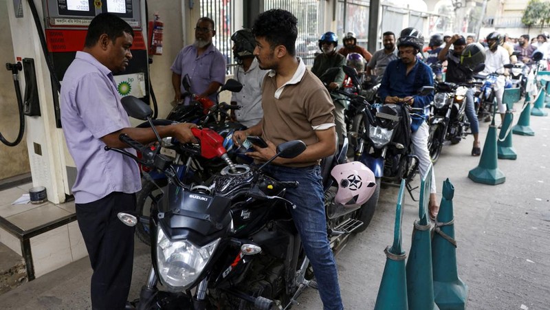 Pemilik kendaraan di Bangladesh mengantre berjam-jam untuk membeli bahan bakar minyak (BBM), Senin (9/3/2026) waktu setempat. (AFP/MUNIR UZ ZAMAN)