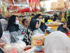 Gila Ramainya, Beli Kue Lebaran di Pasar Jatinegara Sampai Antre 2 Jam!