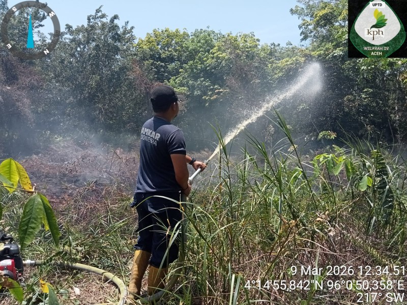 Personil pemadam kebakaran melakukan pemadaman api yang membakar lahan di Kecamatan Samatiga, Aceh Barat dengan penyemprotan air pada Rabu (9/3/2026). (Dok. BPBD Kabupaten Aceh Barat)