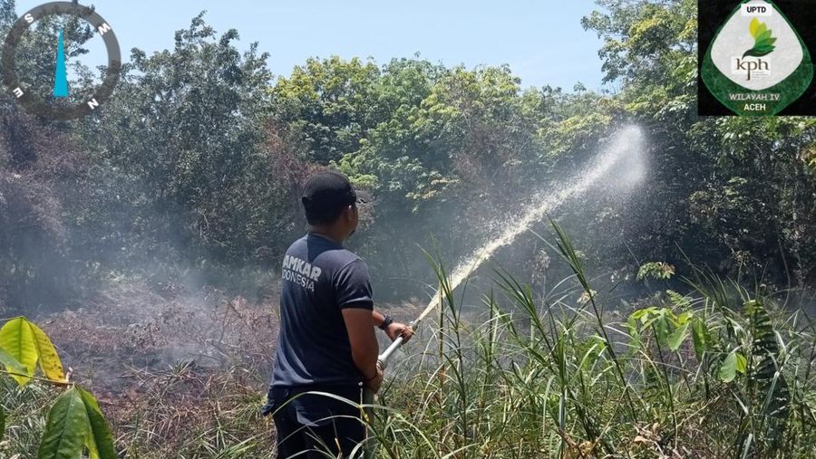Personil pemadam kebakaran melakukan pemadaman api yang membakar lahan di Kecamatan Samatiga, Aceh Barat dengan penyemprotan air pada Rabu (9/3/2026). (Dok. BPBD Kabupaten Aceh Barat)