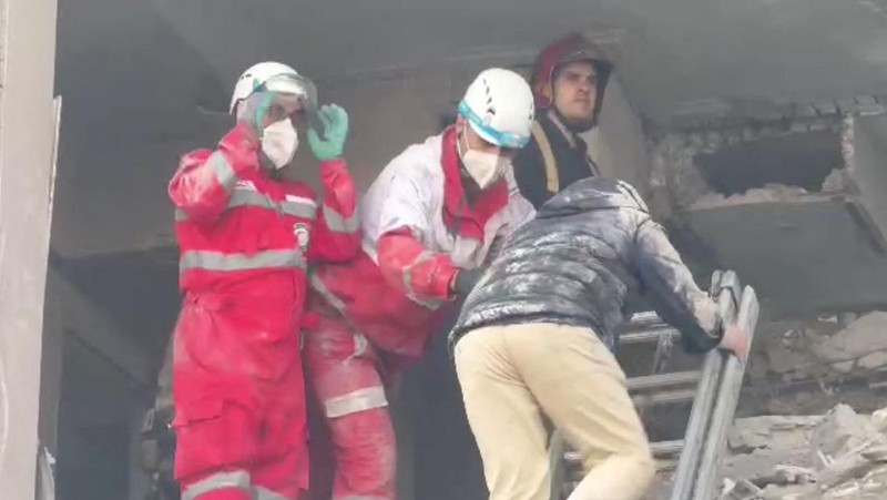 Rudal milik Amerika Serikat kembali menggempur sebuah sekolah di kota Khomeyn, Iran bagian tengah, Selasa (10/3/2026). (via REUTERS/Iranian Red Crescent Society)