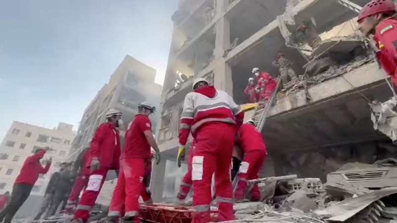 Rudal milik Amerika Serikat kembali menggempur sebuah sekolah di kota Khomeyn, Iran bagian tengah, Selasa (10/3/2026). (via REUTERS/Iranian Red Crescent Society)