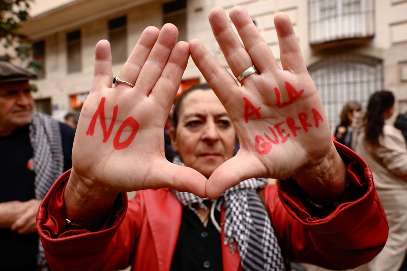 Para wanita membawa plakat selama protes di tengah konflik AS-Israel dengan Iran, di luar kedutaan besar AS di Jakarta, Indonesia, 9 Maret 2026. (REUTERS/Ajeng Dinar Ulfiana)