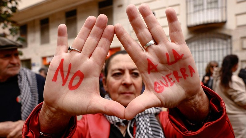 Para wanita membawa plakat selama protes di tengah konflik AS-Israel dengan Iran, di luar kedutaan besar AS di Jakarta, Indonesia, 9 Maret 2026. (REUTERS/Ajeng Dinar Ulfiana)