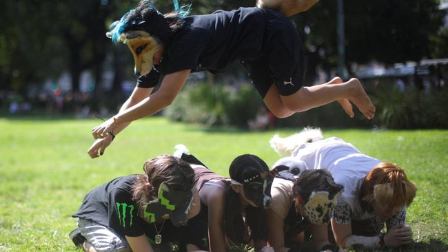 Viral Fenomena Remaja Berperilaku seperti Hewan, Ada Apa?