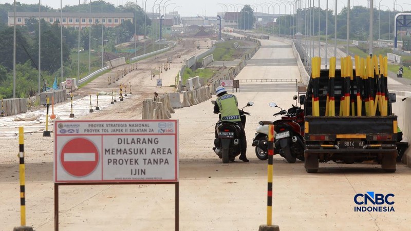 Suasana proyek Tol Jakarta Cikampek II Selatan di Setu, Kabupaten Bekasi, Jawa Barat, Selasa (10/3/2026). (CNBC Indonesia/Muhammad Sabki)