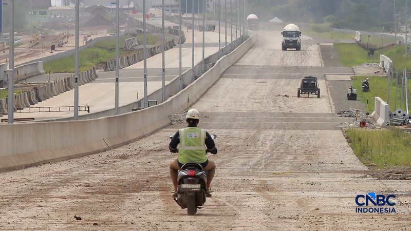 Suasana proyek Tol Jakarta Cikampek II Selatan di Setu, Kabupaten Bekasi, Jawa Barat, Selasa (10/3/2026). (CNBC Indonesia/Muhammad Sabki)