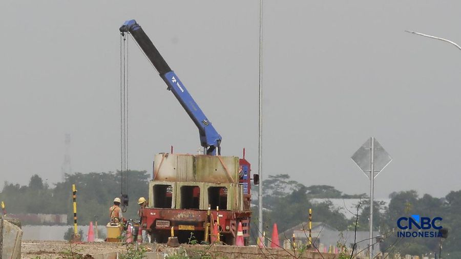Suasana proyek Tol Jakarta Cikampek II Selatan di Setu, Kabupaten Bekasi, Jawa Barat, Selasa (10/3/2026). (CNBC Indonesia/Muhammad Sabki)