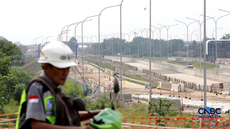 Suasana proyek Tol Jakarta Cikampek II Selatan di Setu, Kabupaten Bekasi, Jawa Barat, Selasa (10/3/2026). (CNBC Indonesia/Muhammad Sabki)