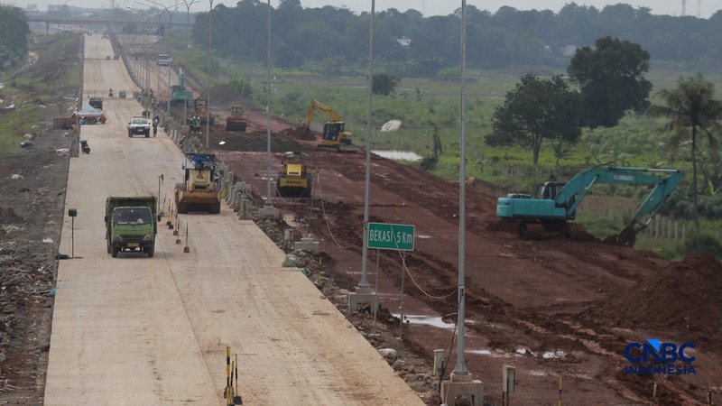 Suasana proyek Tol Jakarta Cikampek II Selatan di Setu, Kabupaten Bekasi, Jawa Barat, Selasa (10/3/2026). (CNBC Indonesia/Muhammad Sabki)