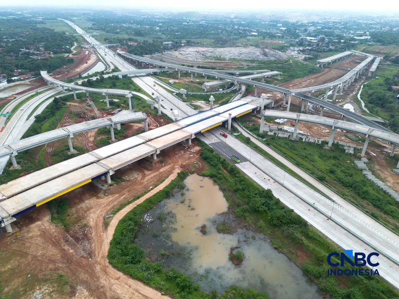 Suasana proyek Tol Jakarta Cikampek II Selatan di Setu, Kabupaten Bekasi, Jawa Barat, Selasa (10/3/2026). (CNBC Indonesia/Muhammad Sabki)