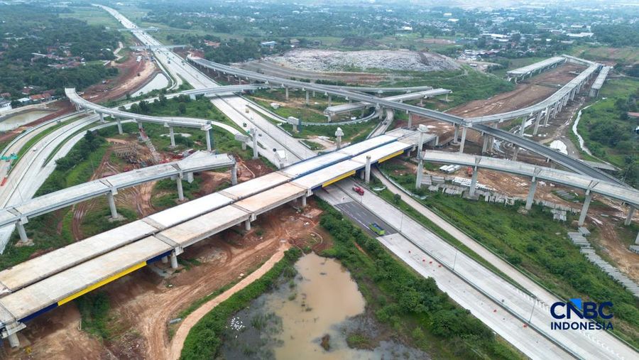 Suasana proyek Tol Jakarta Cikampek II Selatan di Setu, Kabupaten Bekasi, Jawa Barat, Selasa (10/3/2026). (CNBC Indonesia/Muhammad Sabki)