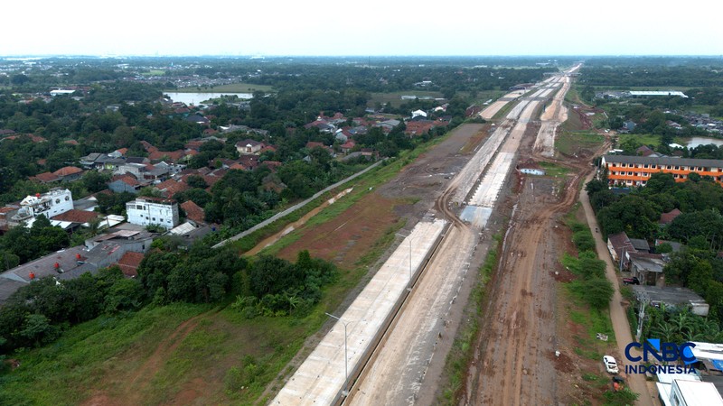 Suasana proyek Tol Jakarta Cikampek II Selatan di Setu, Kabupaten Bekasi, Jawa Barat, Selasa (10/3/2026). (CNBC Indonesia/Muhammad Sabki)
