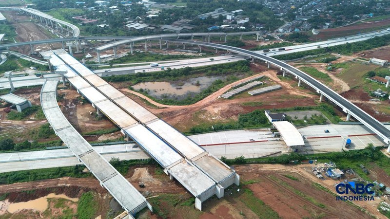 Suasana proyek Tol Jakarta Cikampek II Selatan di Setu, Kabupaten Bekasi, Jawa Barat, Selasa (10/3/2026). (CNBC Indonesia/Muhammad Sabki)