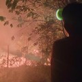 Tim dari BPBD Kabupaten Nunukan berjibaku memadamkan api yang membakar lahan di Desa Binusa, Kecamatan Nunukan pada Rabu (9/3/2026). (Dok. BPBD Kabupaten Nunukan)