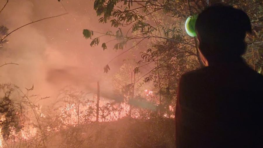 Tim dari BPBD Kabupaten Nunukan berjibaku memadamkan api yang membakar lahan di Desa Binusa, Kecamatan Nunukan pada Rabu (9/3/2026). (Dok. BPBD Kabupaten Nunukan)