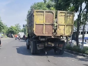 Truk Sampah Swasta dengan Bak Terbuka Bakal Di-Blacklist DLH Surabaya!