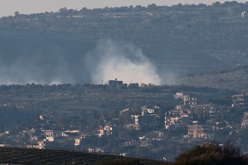 Sebuah tank Israel bermanuver di sisi Israel dari perbatasan Israel-Lebanon, di tengah eskalasi antara Hizbullah dan Israel, dan di tengah konflik AS-Israel dengan Iran, di Israel utara, 10 Maret 2026. (REUTERS/Amir Cohen)
